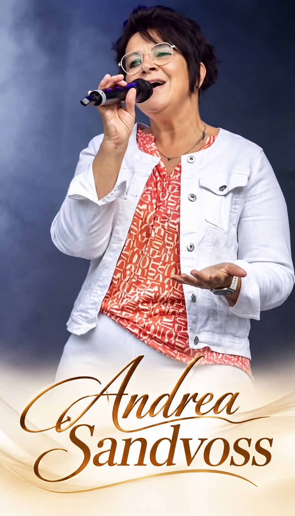 Andrea Sandvoss mit Mikrofon