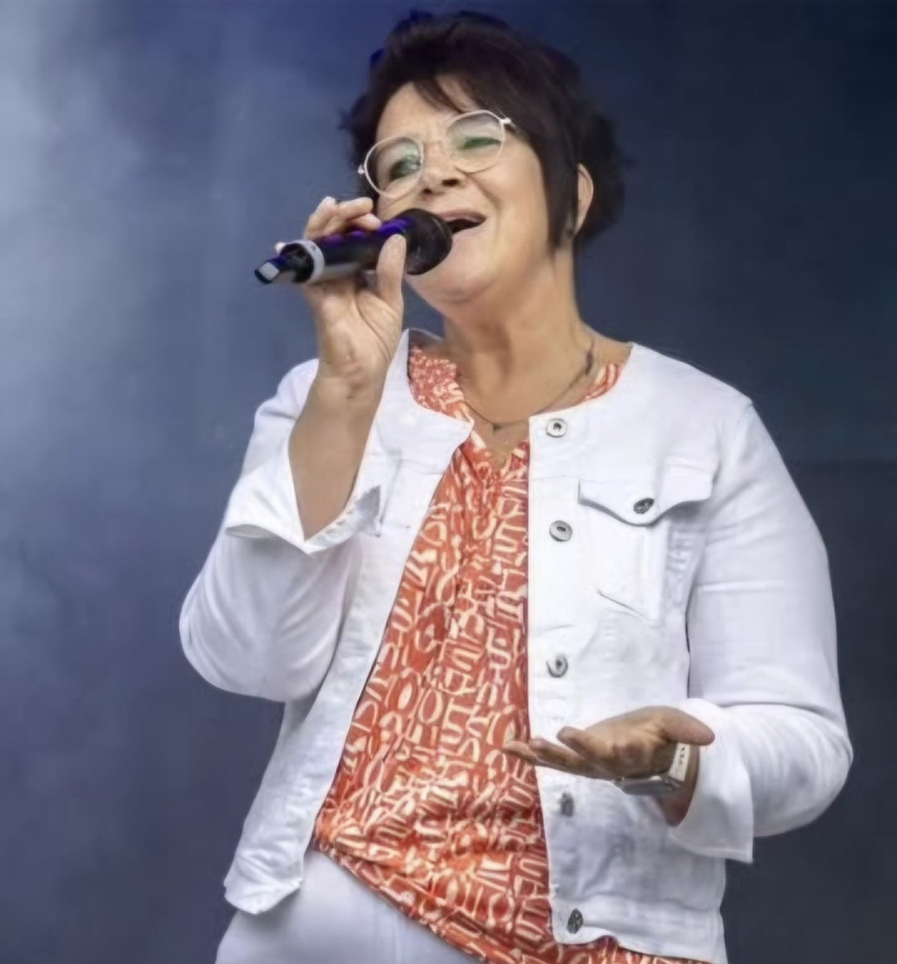 Andrea Sandvoss beim Singen auf der Bühne